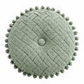Cuscino decorativo rotondo 40 cm in tessuto verde salvia intrecciato con pon pon
